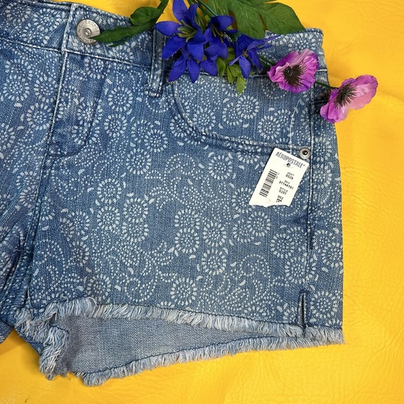 Aeropostale Shorty Size 5/6 Side Slit Denim Stenciled Cutoffs - Picture 5 of 13